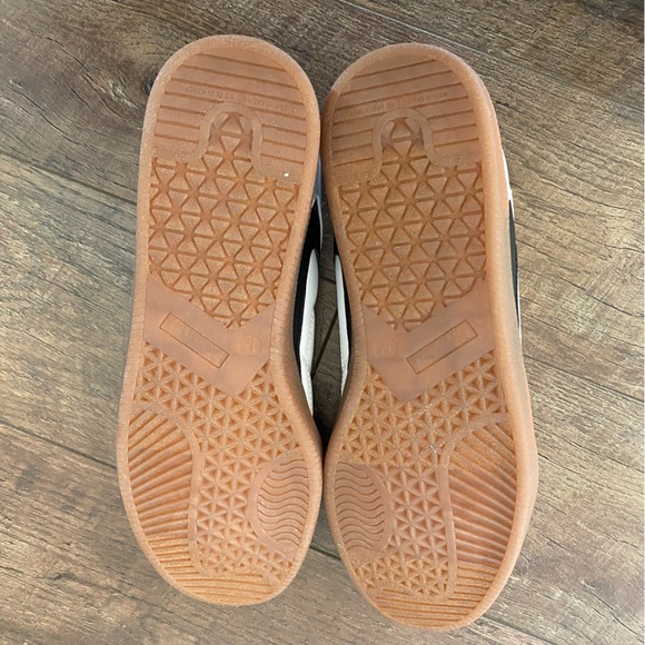 NWT Classic White and Black Men's Sneakers - Picture 5 of 6